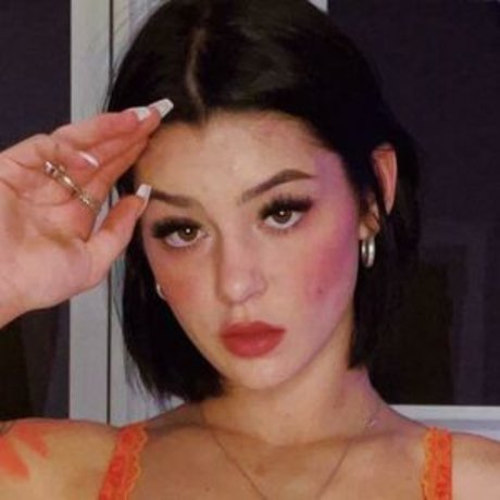 Sierra Wobb nus étoiles des photos