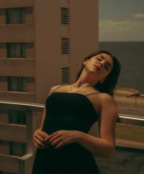 milf aux cheveux noirs onlyfans nus de haute qualité img