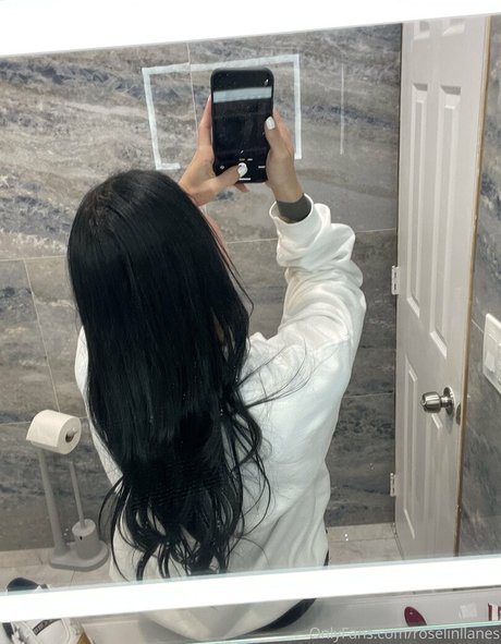 roselinllanes modèle érotique photos