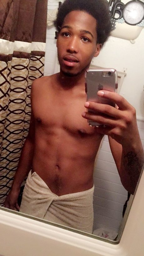 Nauti E sexe star image