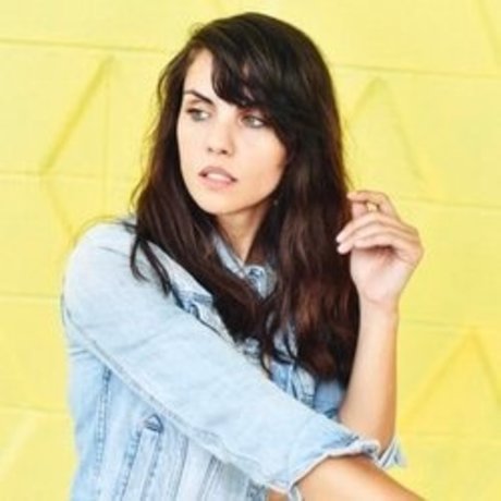 Elizabeth Saint actrice chaude img