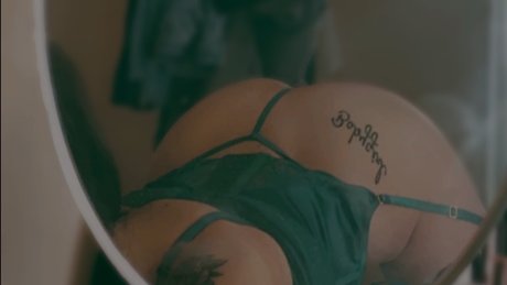 LyssyBaby actrice chaude galerie