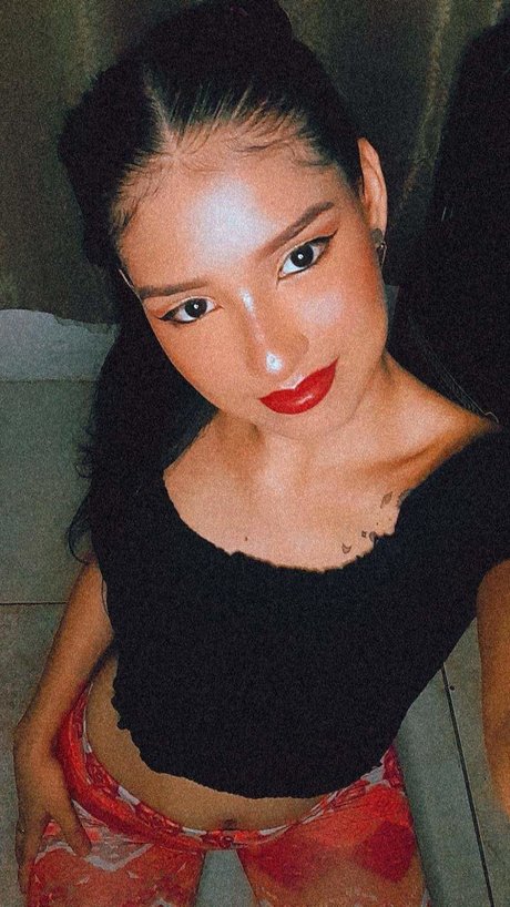 J M P V 22 modèle érotique image