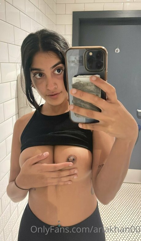 Aria Khan haut modèle archive