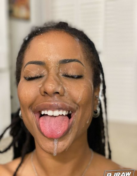 Kira Noir star du porno chaud galeries