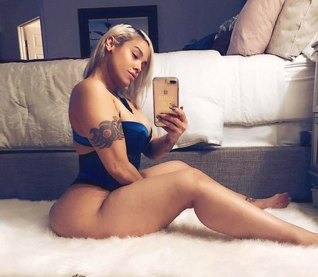 Scarlett Cakez top star galerie