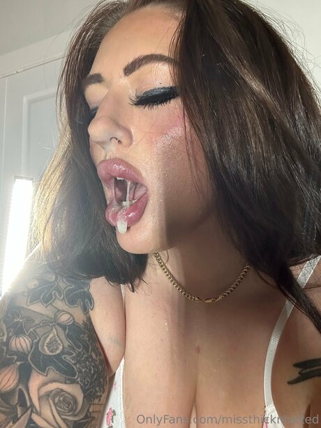 Miss Thick N Tatted star du porno chaude des photos