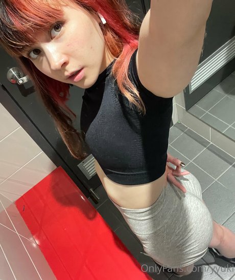 yyuki modèle érotique photo