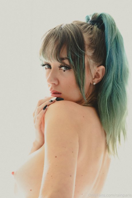 Rain Paris modèle sympa des photos