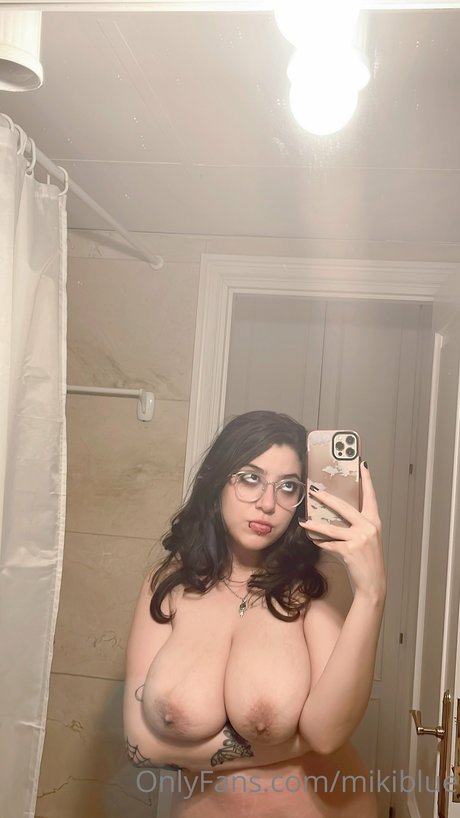 Mikiblue jolie star du porno image