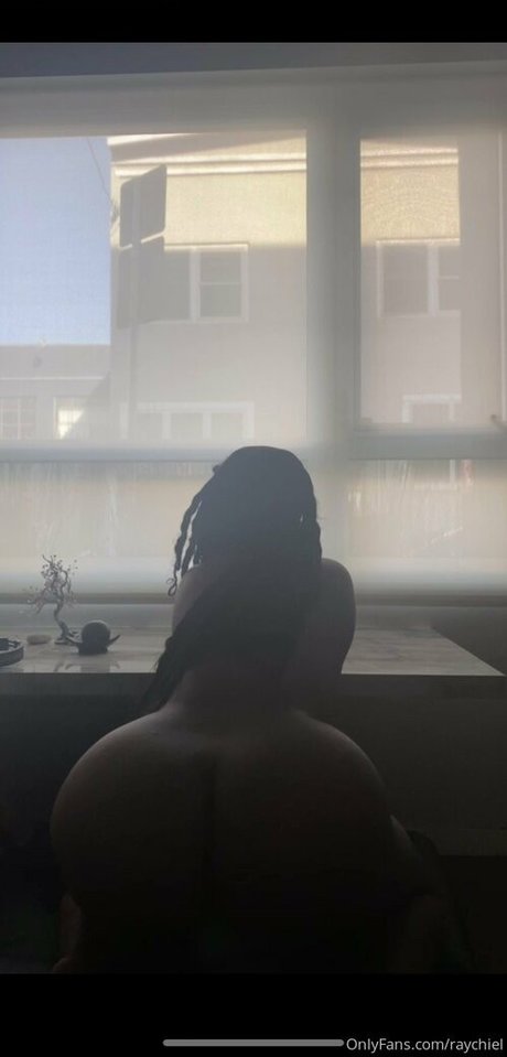 Raychiel actrice érotique image