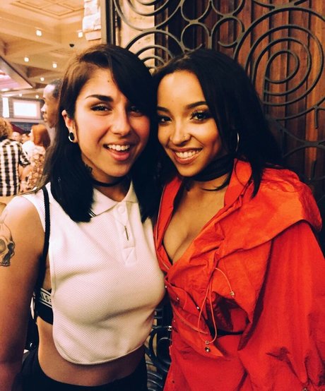 Krewella star du porno de haute qualité image