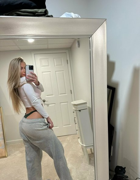 noelleeexoxo mannequin photo