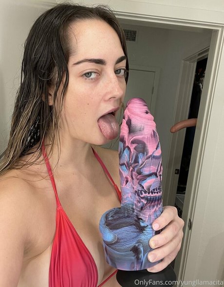 Lily Alcott modèle adulte galeries