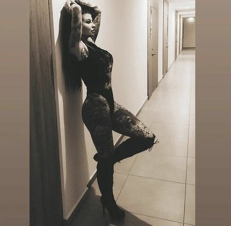 Pixta modèle nu photos