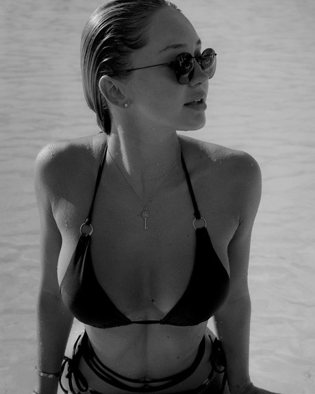 Madam Maru modèle sexy photo