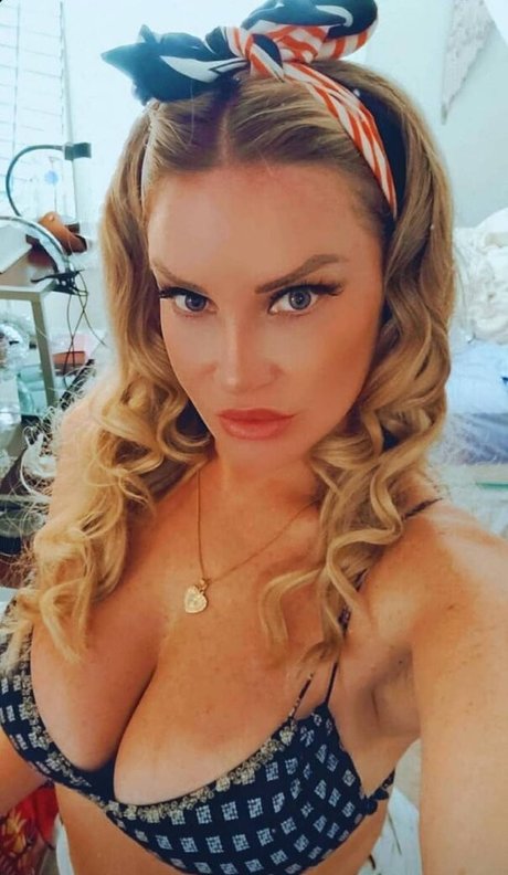 Nina Sttar star du sexe images