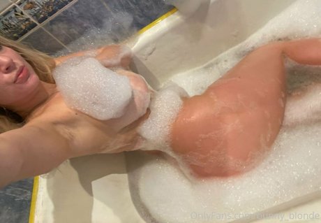 bunnyblondee actrice érotique galerie