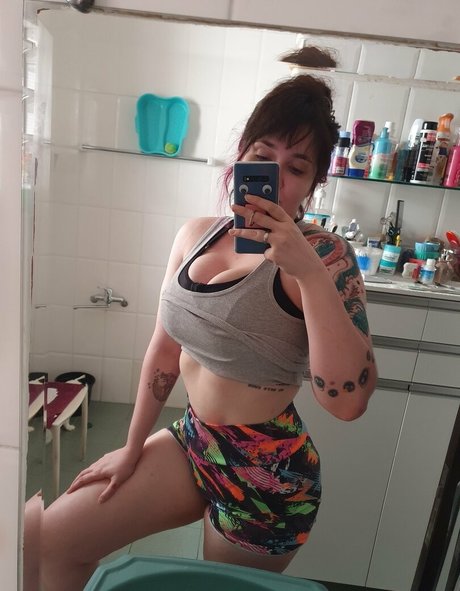 wzuia star érotique photos