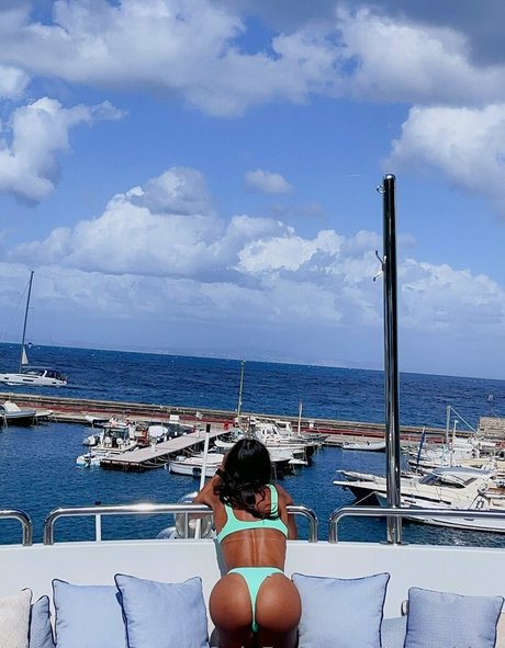 Superbinx modèle nu des photos