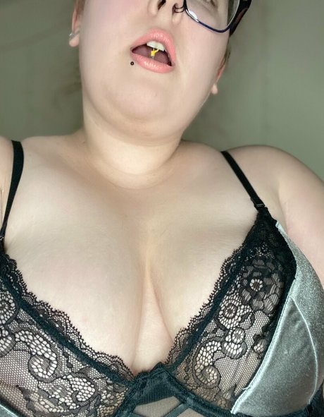 petits seins potelés onlyfans très chaud image