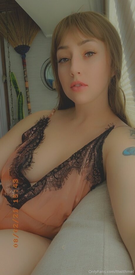 Topless talks with Mel actrice pornographique archive