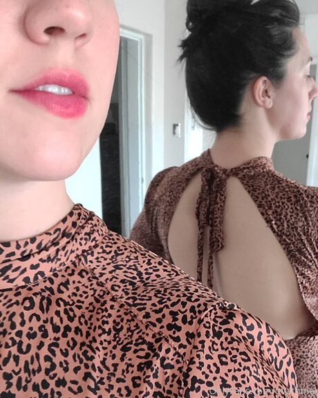 Topless talks with Mel sexe star des photos