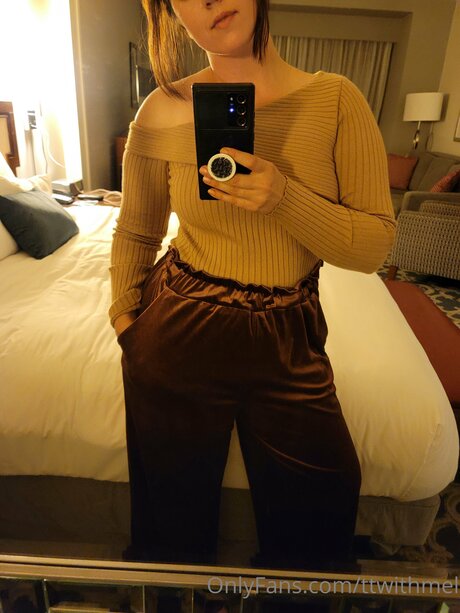 Topless talks with Mel actrice artistique img