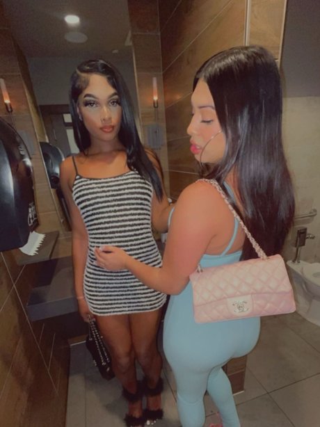 TheGworlsNextDoor modèle de sexe photo