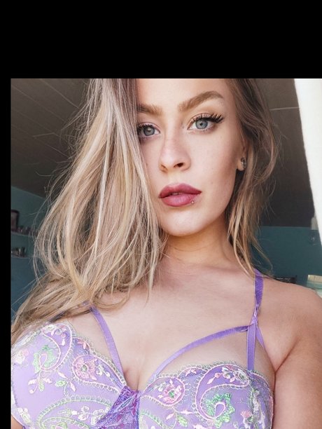 Miss Cece modèle nu galerie