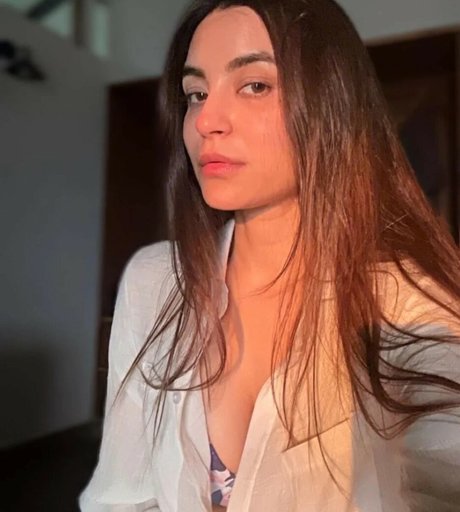 Nikkesha Rangwala modèles nus images