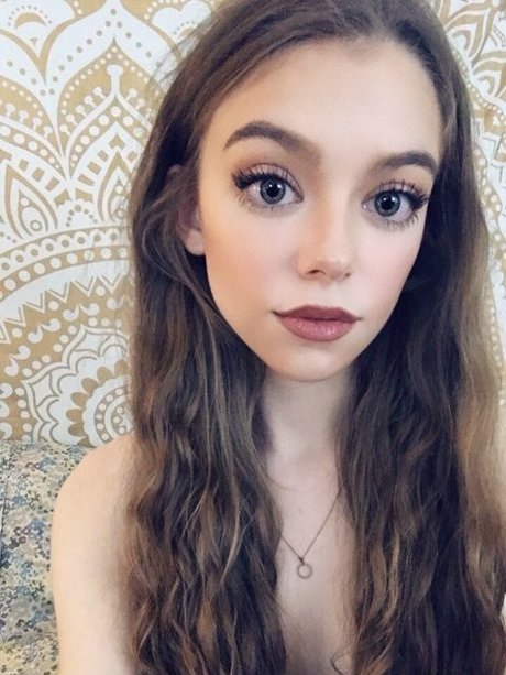 Rose Castella joli modèle galeries