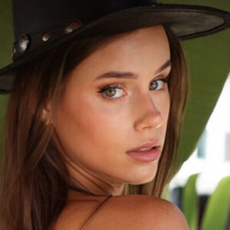 Ha1ley Gr1c3 actrice de nus photos