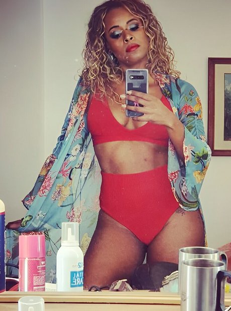 Roberta Rodrigues modèle adulte photos