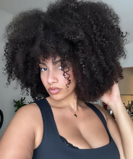 Shadia Ampadu modèle chaud photos