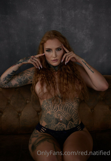 red natified modèle parfait photo