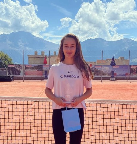 Zeynep Sonmez jolie étoile collection