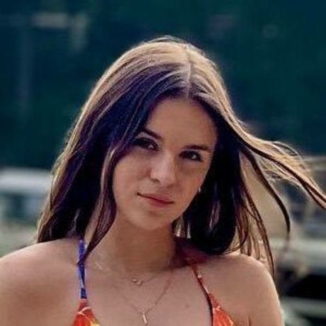 Sroka modèle nu des photos