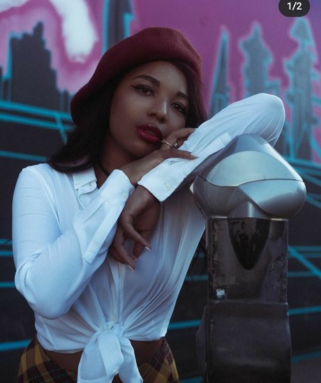 Mica Burton étoile xxx galeries