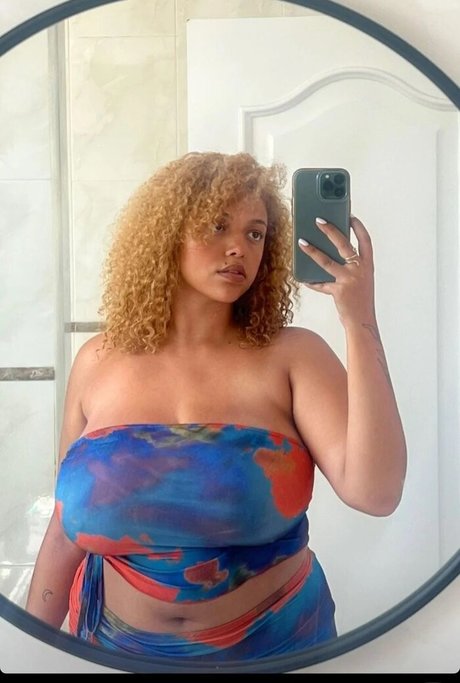 Mahalia modèle exclusif des photos