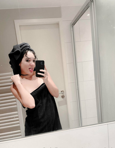 meroswitch actrice exclusive photos