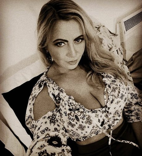 Berina Fati étoile chaude galeries