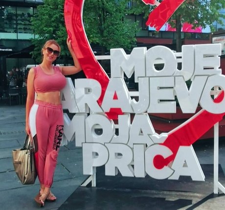 Berina Fati star du porno nue des photos