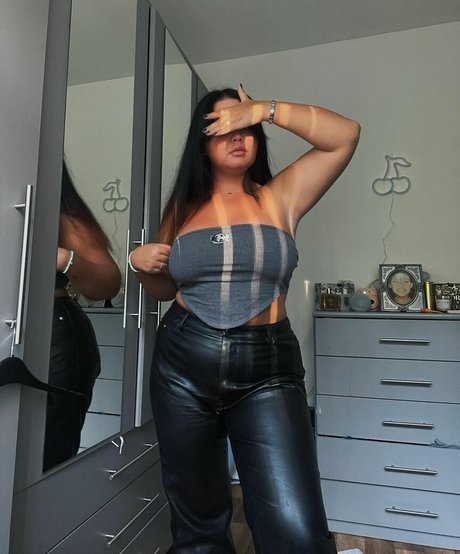 caravernon actrice chaude des photos