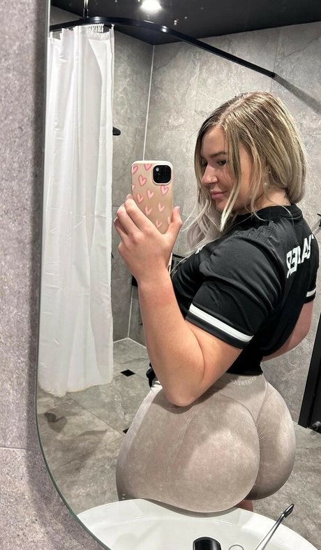 Nikita Simpson modèle parfait galeries