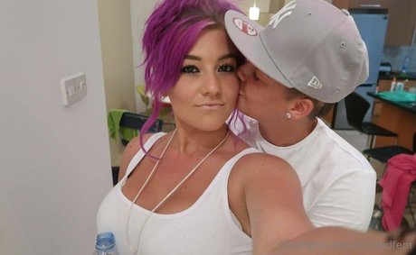 reallesbiansx modèle chaud images