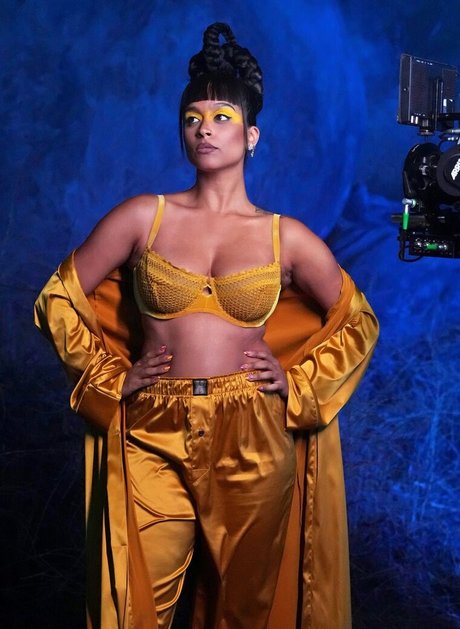 Lilly Singh star du porno hd photos