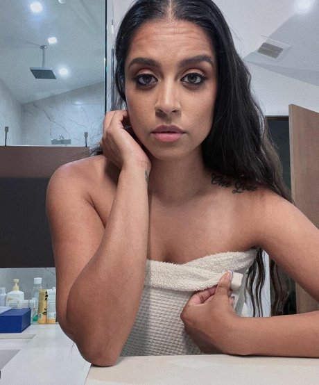 Lilly Singh modèle nu galeries