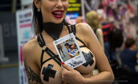 Alesya Vidnova Pena étoile nue img