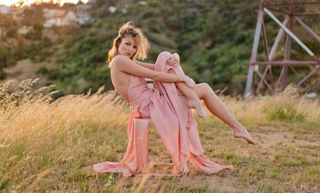 Lili Simmons art star du porno archive